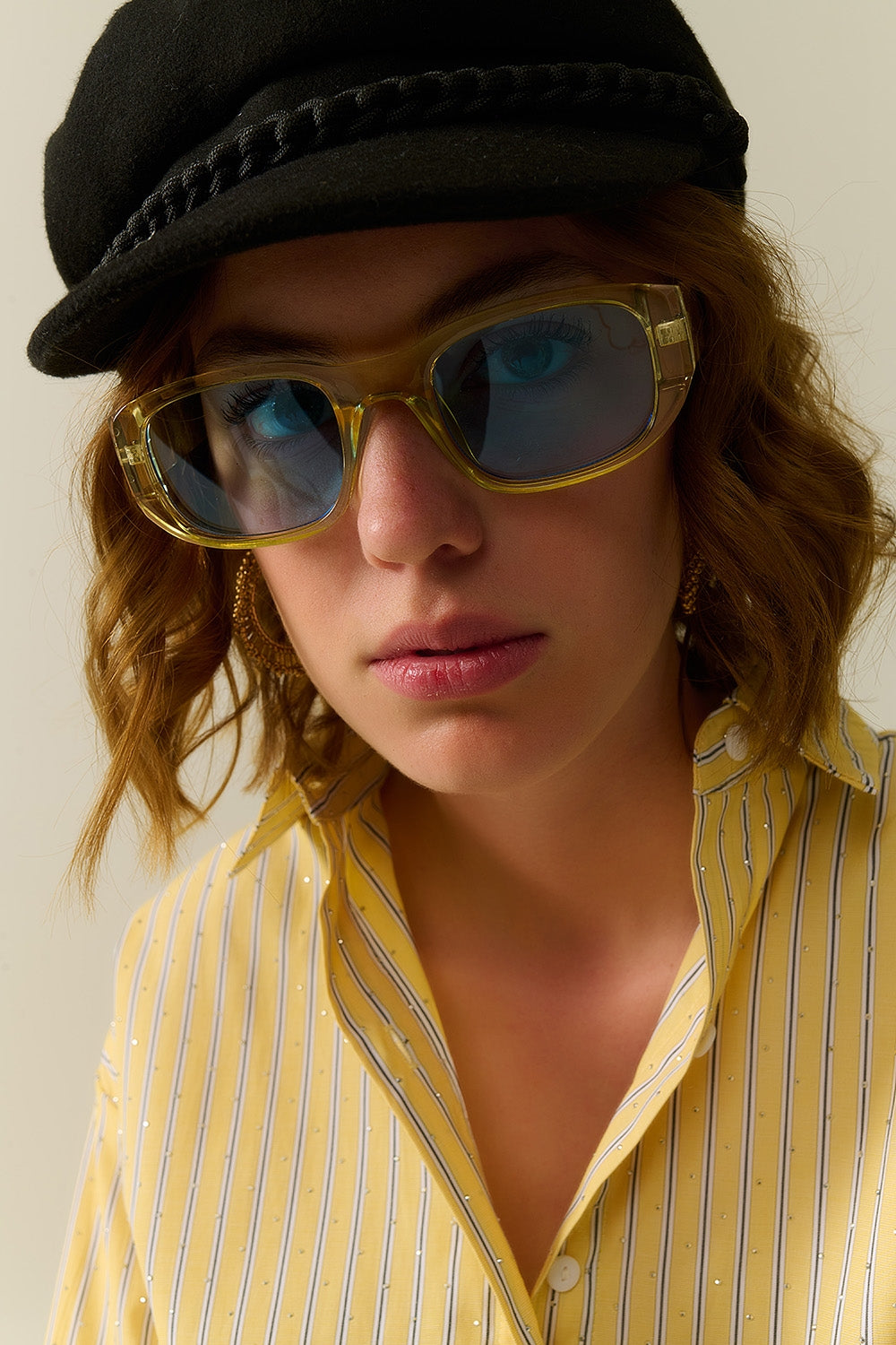 Ovale zonnebril met hoogglans transparant montuur in geel