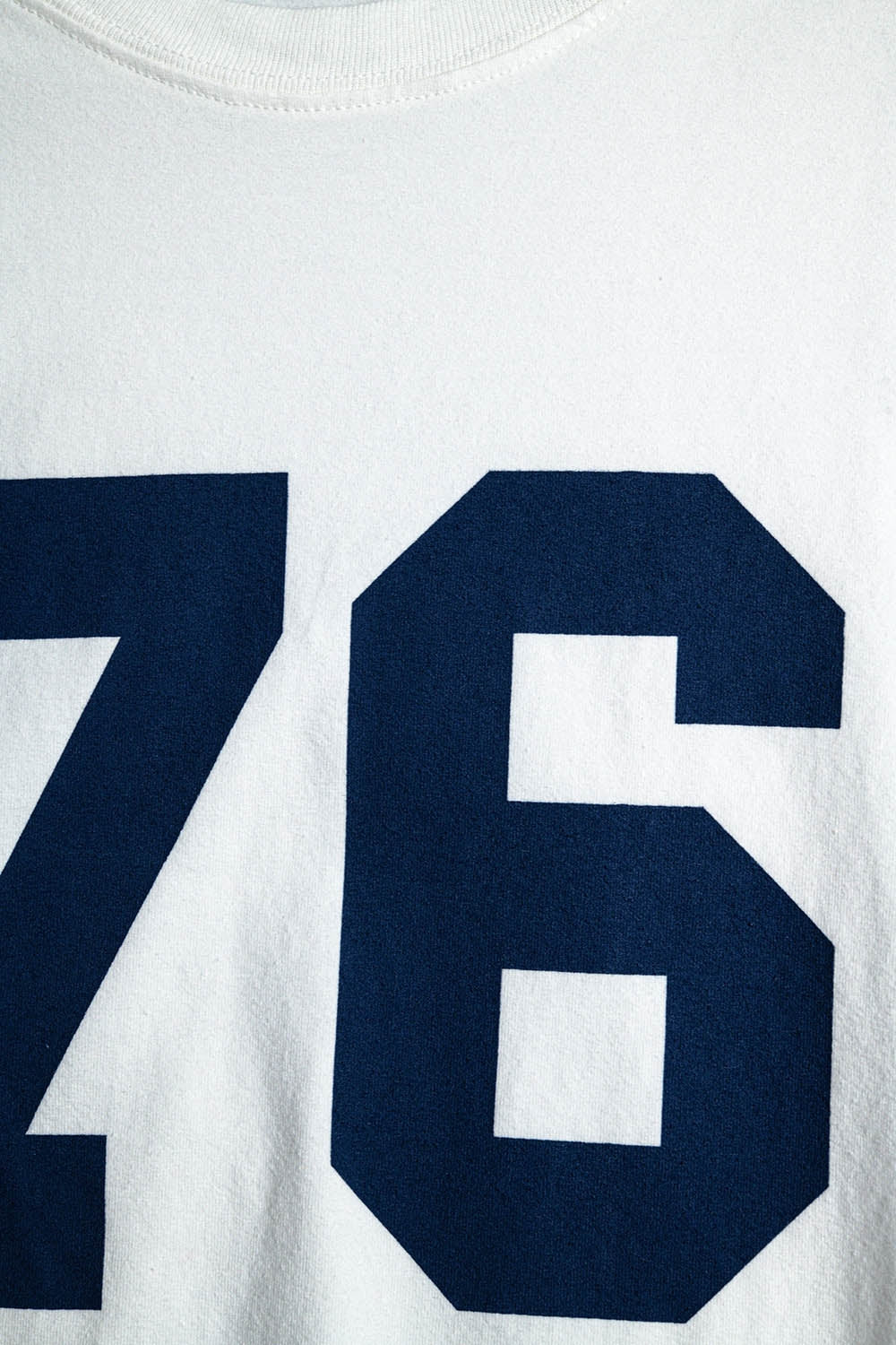 t-shirt branca oversized com logotipo 76