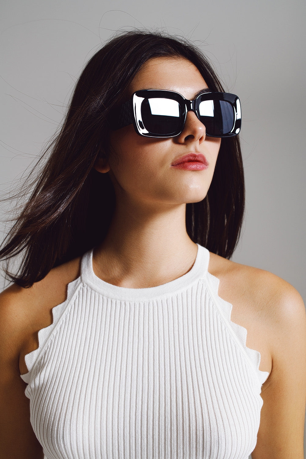 Óculos de sol ovais grandes com detalhes laterais em preto