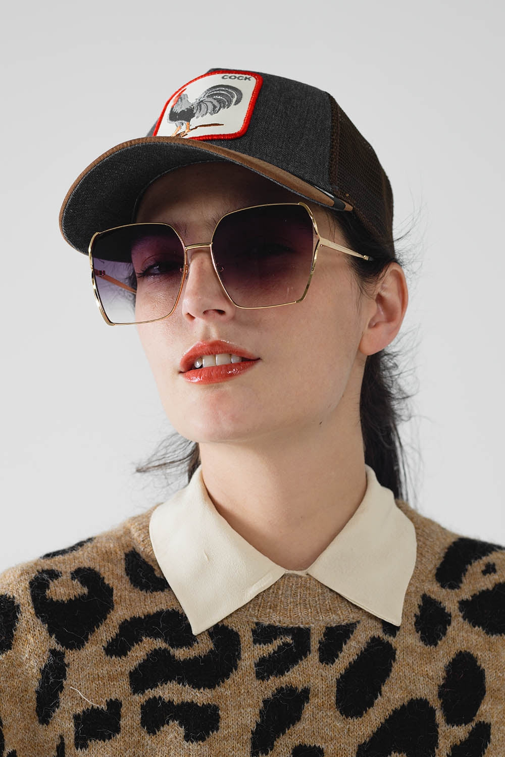 Óculos de sol quadrados grandes em metal com lentes pretas degradê