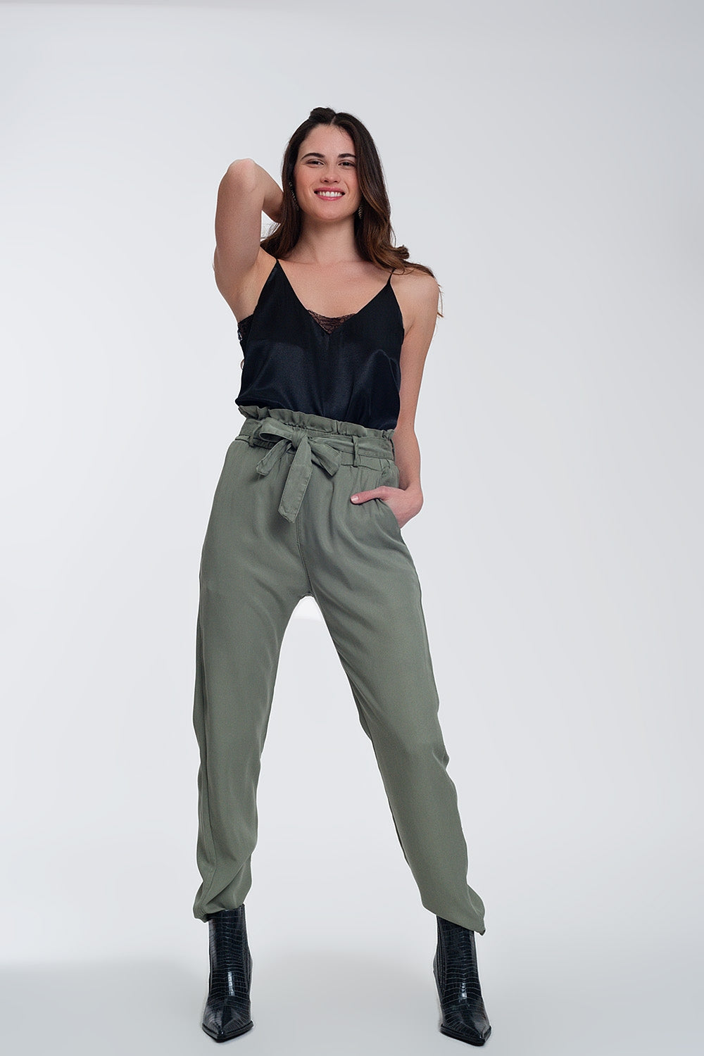 Calça com atilhos na cintura na cor verde