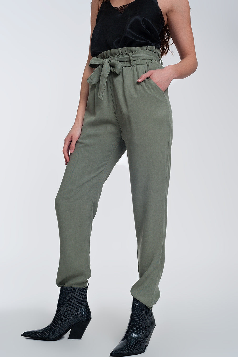 Calça com atilhos na cintura na cor verde