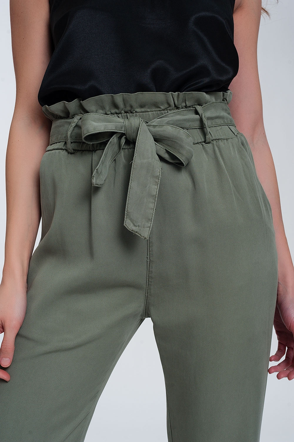Calça com atilhos na cintura na cor verde