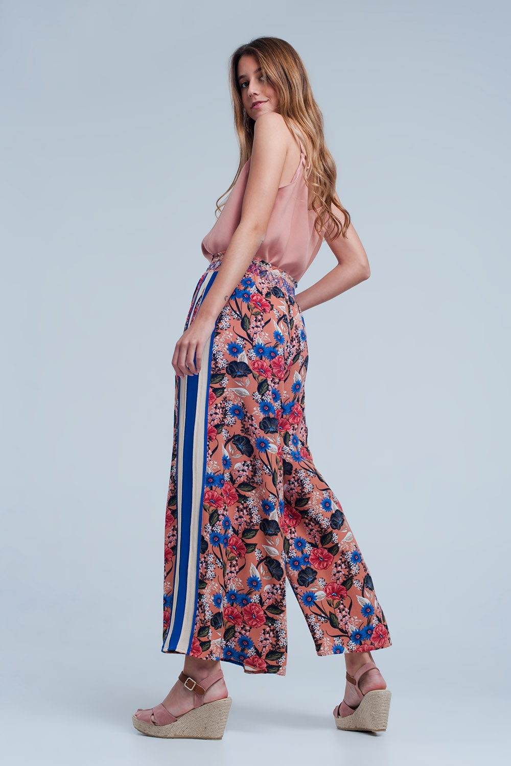 Calça floral rosa com risca lateral