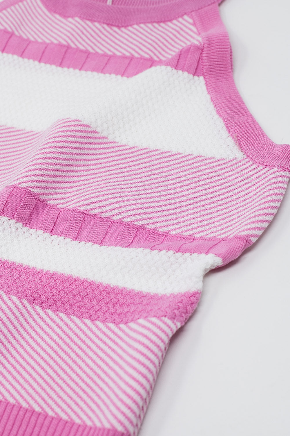 Regata Halter Rosa com Riscas em Diferentes Tricôs