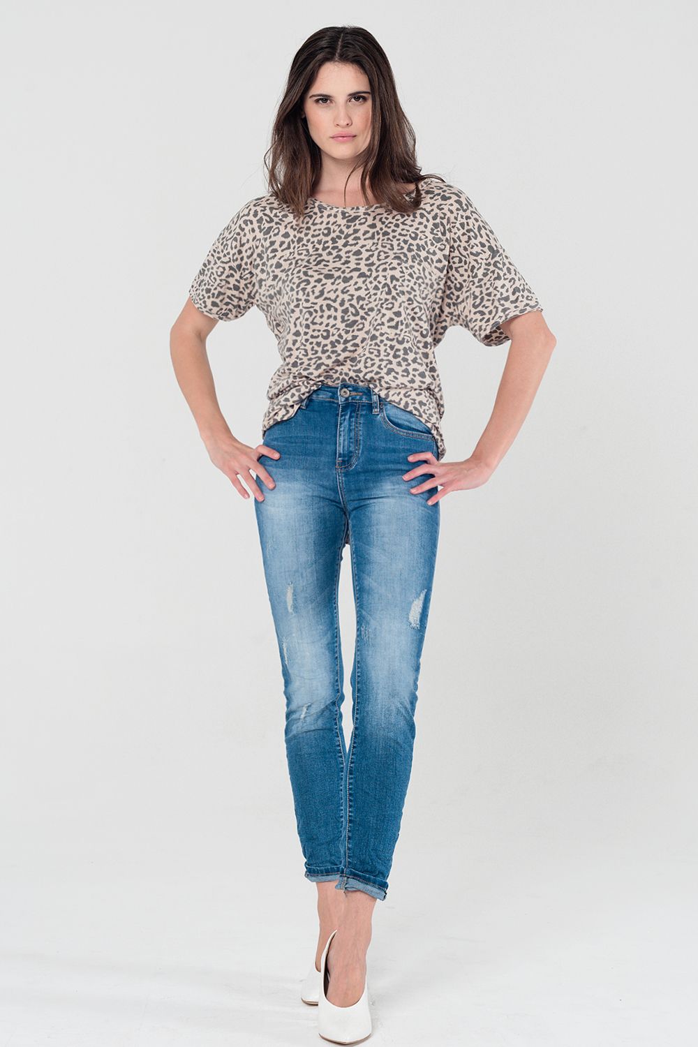 T-shirt oversized leopardo rosa com detalhe de atar nas costas