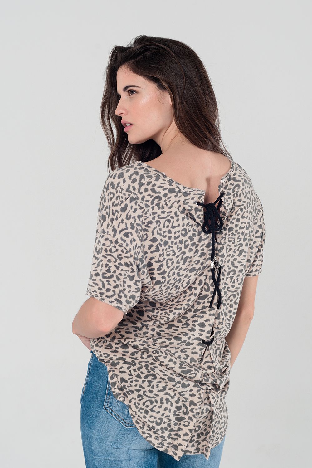 T-shirt oversized leopardo rosa com detalhe de atar nas costas