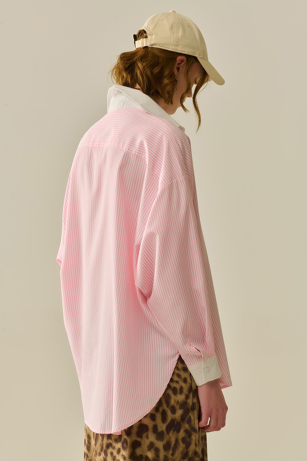 Camisa às riscas rosa com bolso e gola branca