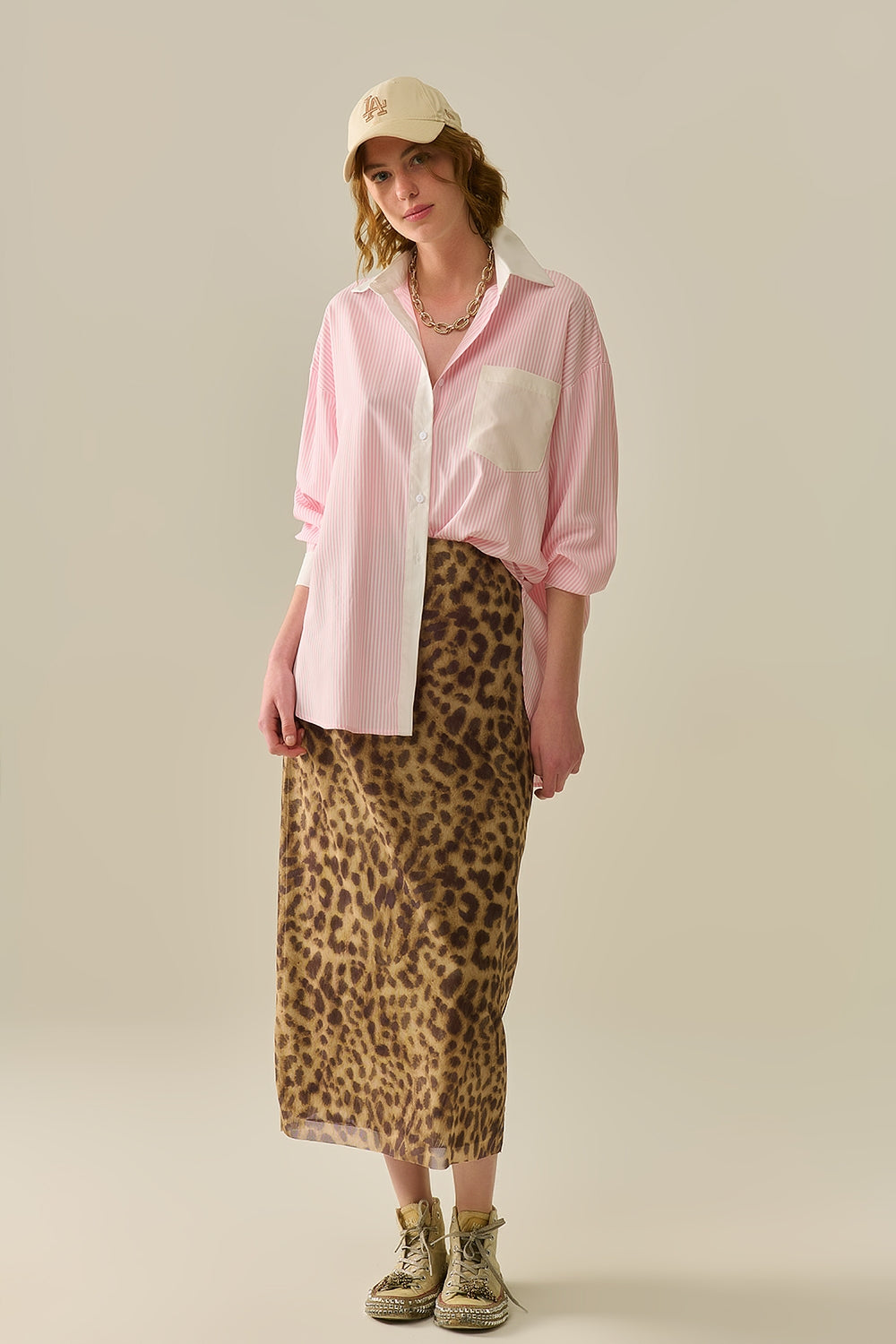 Camisa às riscas rosa com bolso e gola branca