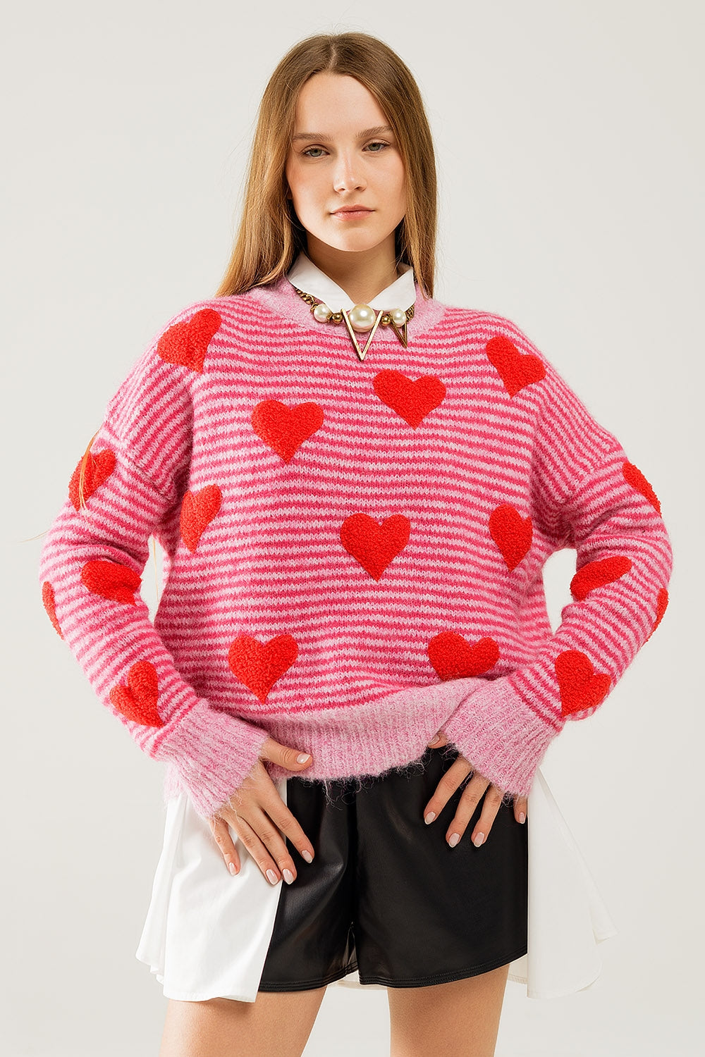 Camisola listrada rosa com corações na cor vermelha