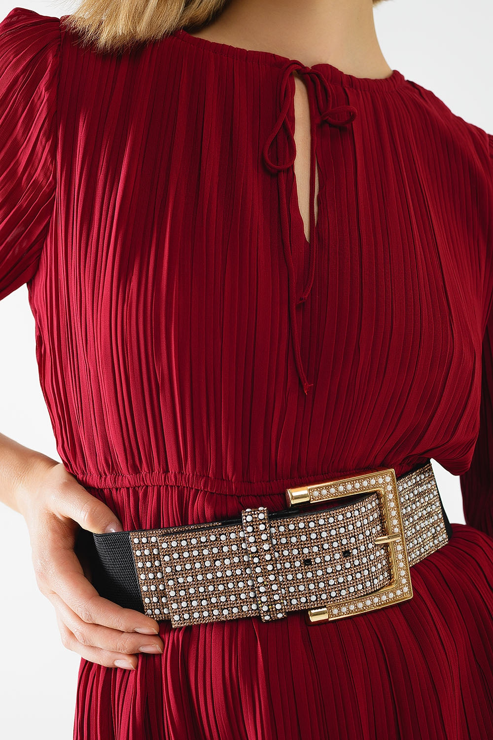 vestido plissado de chiffon bordeaux