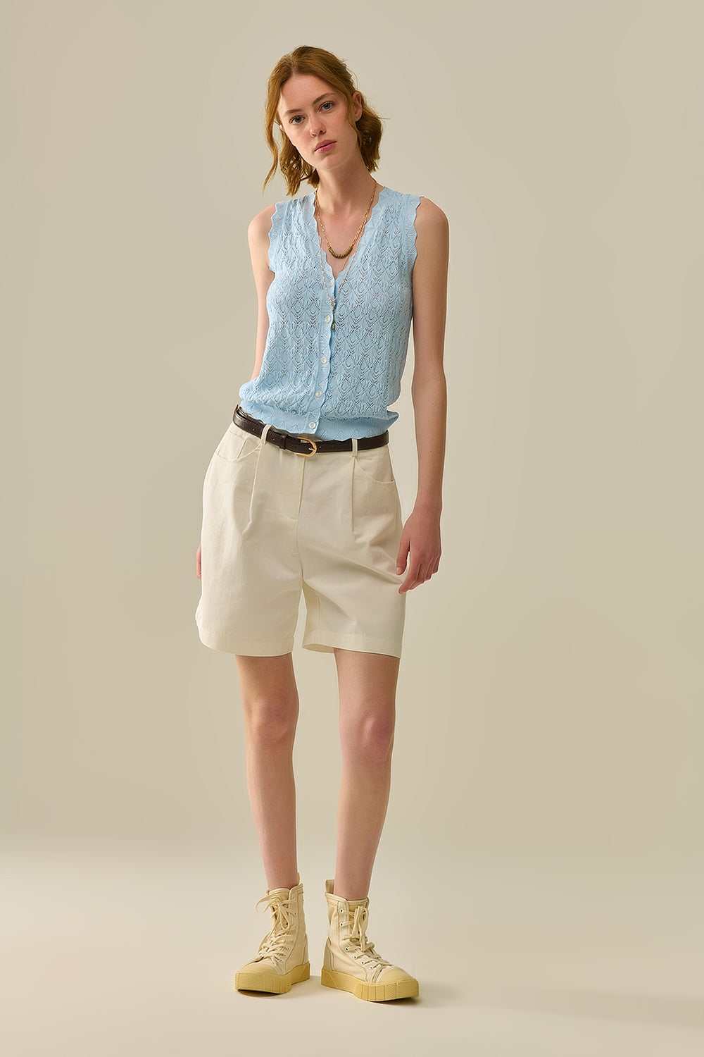 Pointelle gebreid vest met geschulpte randen in babyblauw