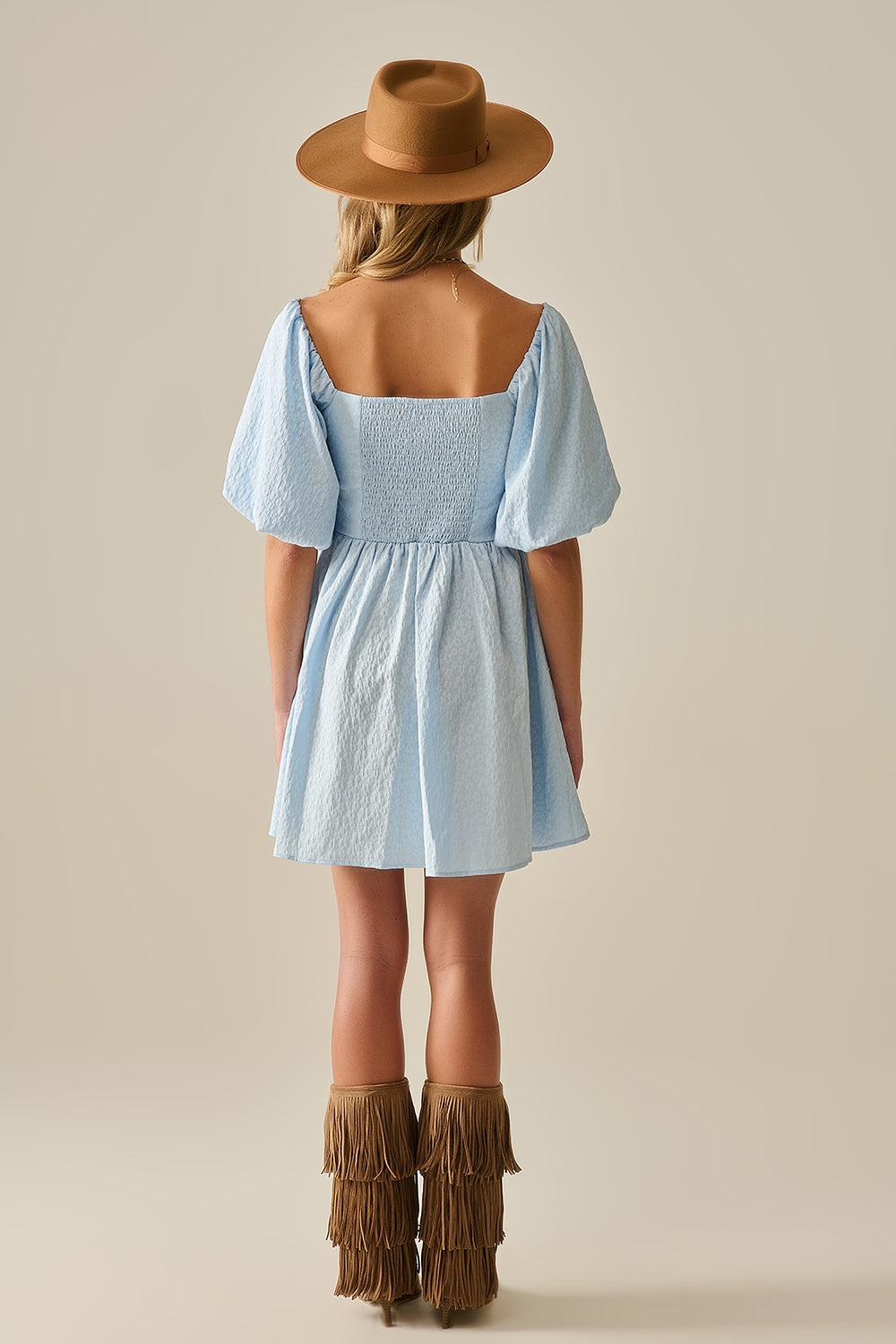 Vestido curto texturizado com manga abalonada em azul claro
