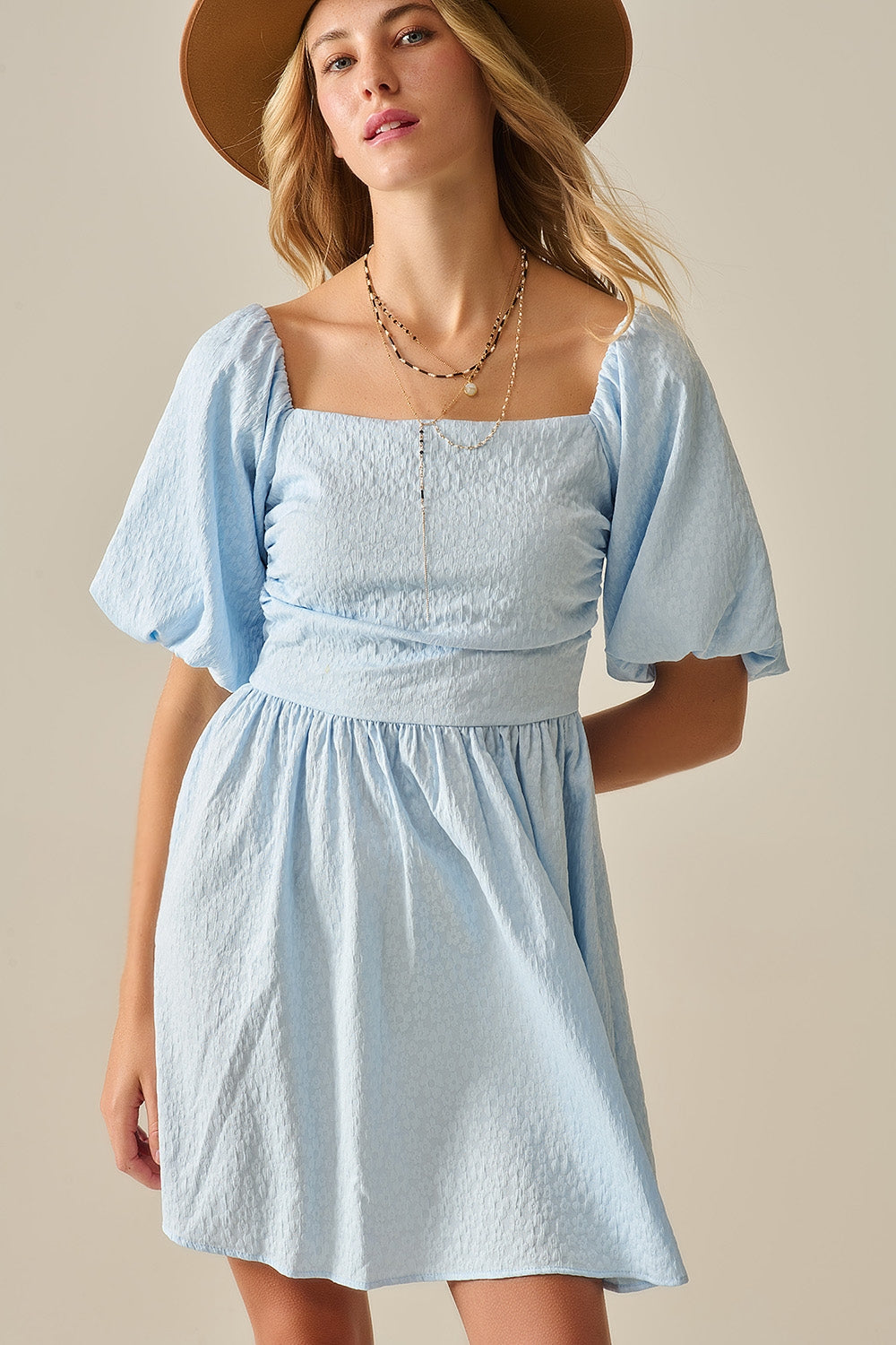 Vestido curto texturizado com manga abalonada em azul claro
