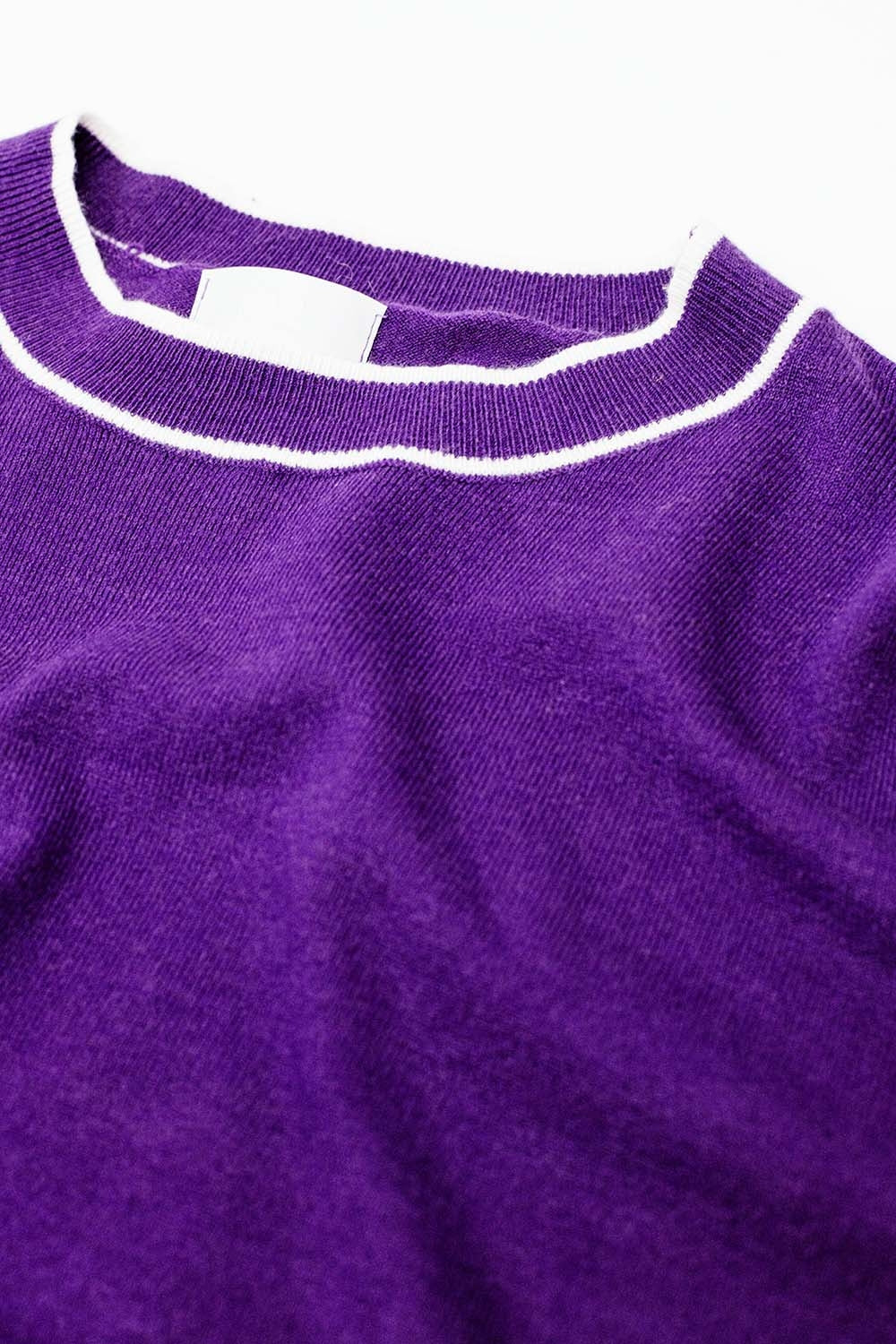 Paarse trui met korte mouwen en witte lijndetails