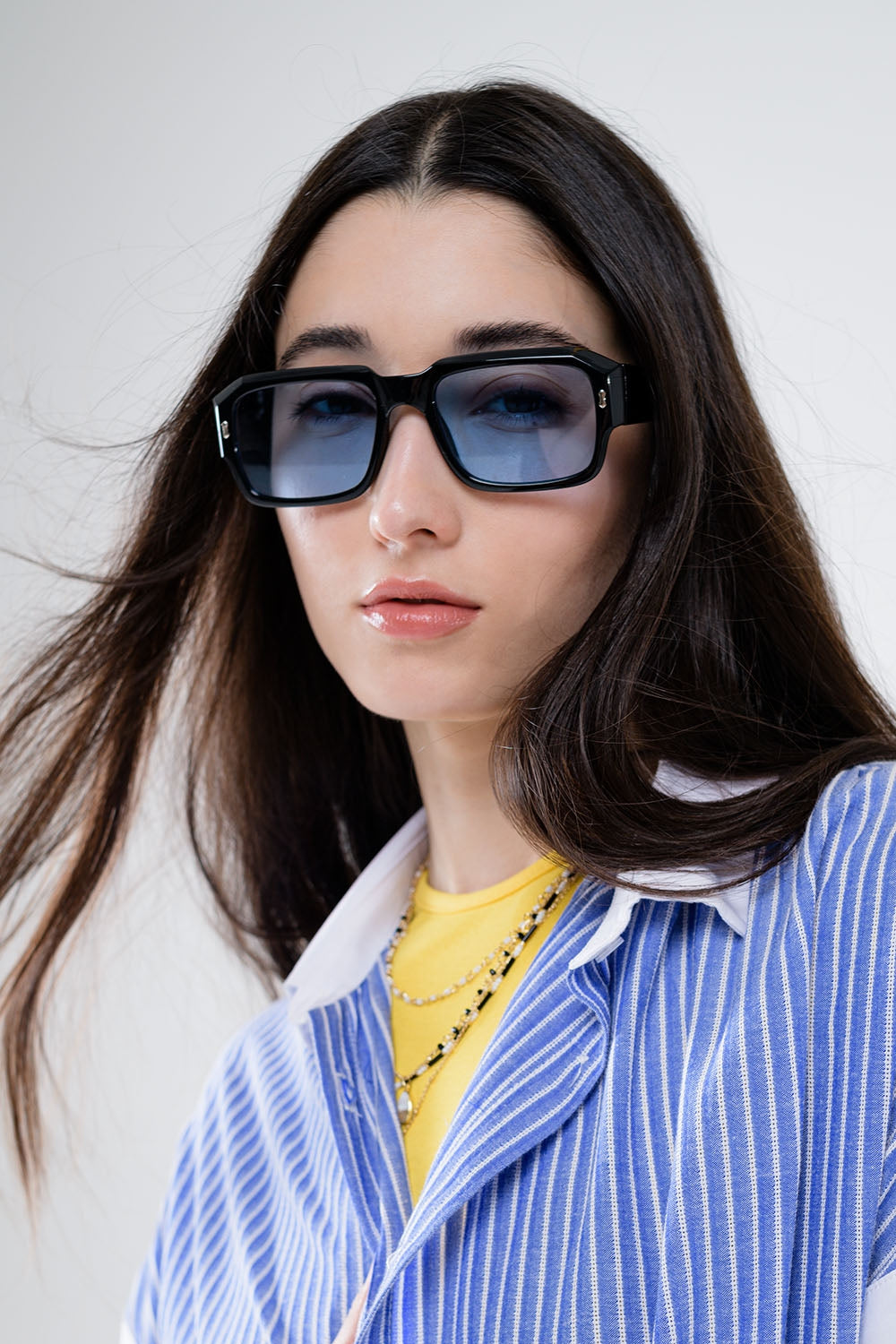 Rechthoekige zonnebril met zwart montuur en blauwe lenzen