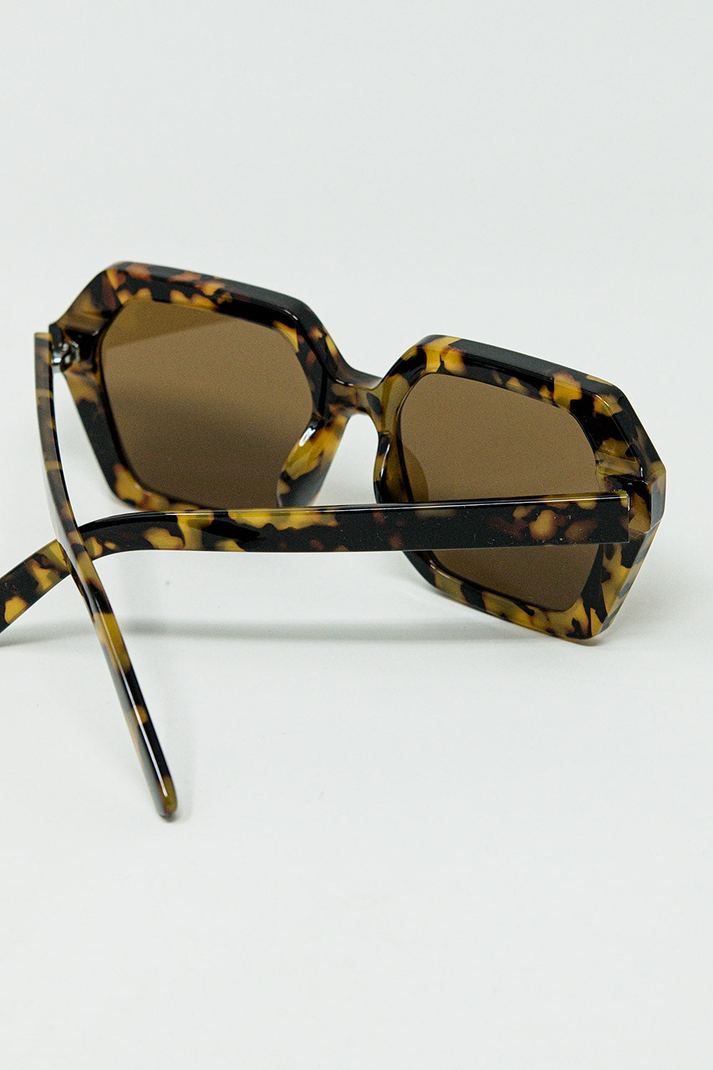 Óculos de sol retangulares em estampado abstrato castanho translúcido