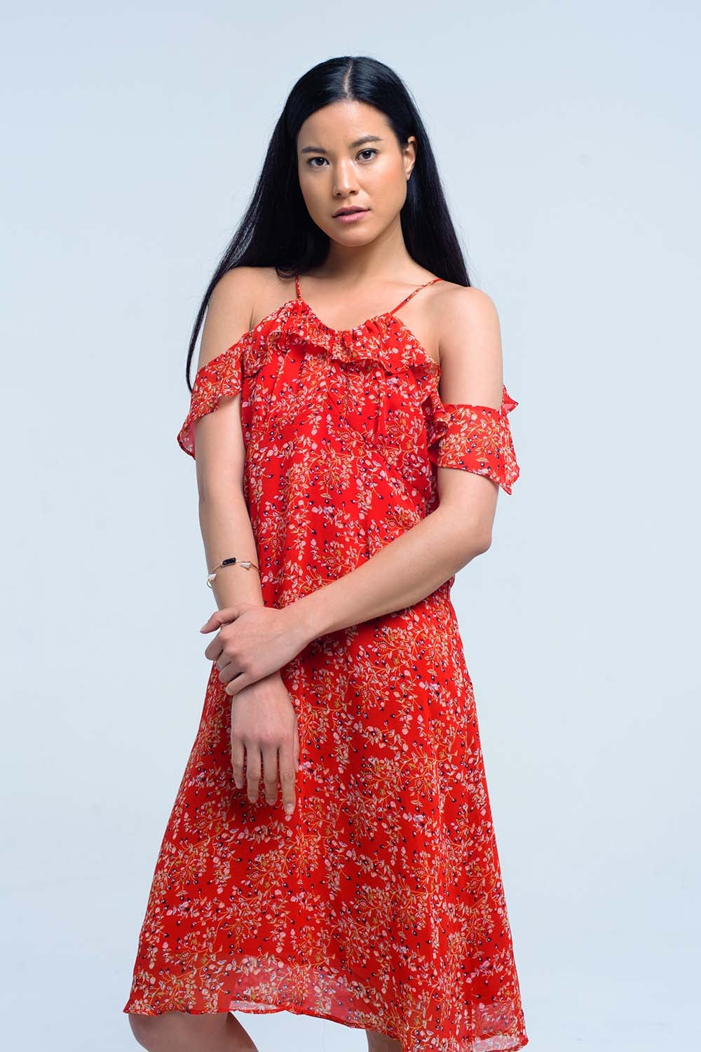 Vestido vermelho com flores estampadas e folhos