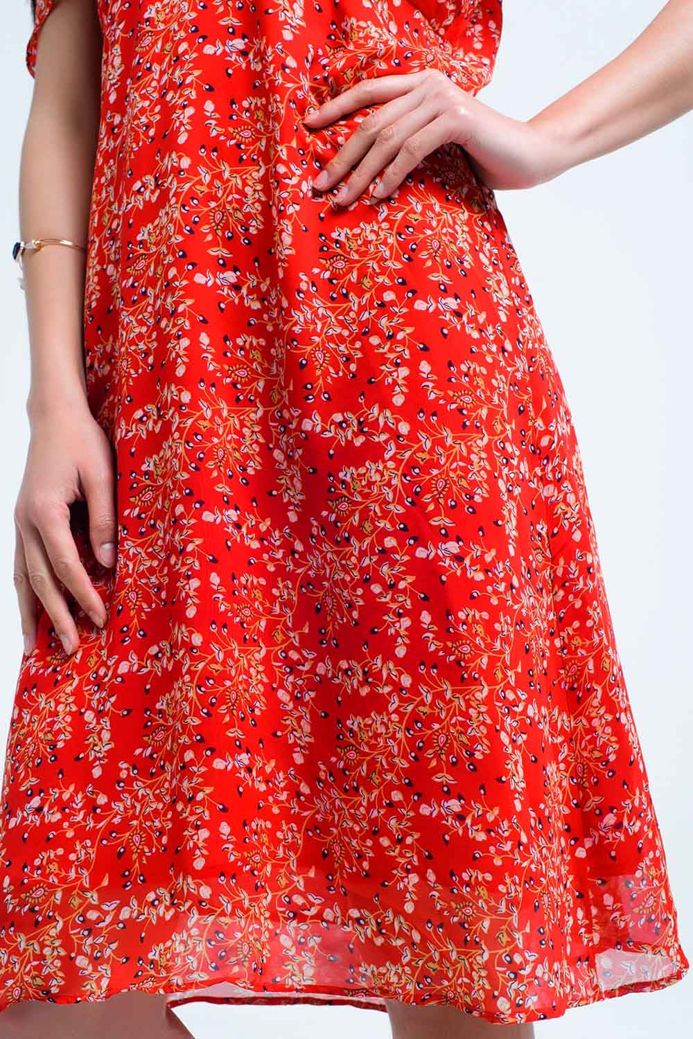 Vestido vermelho com flores estampadas e folhos