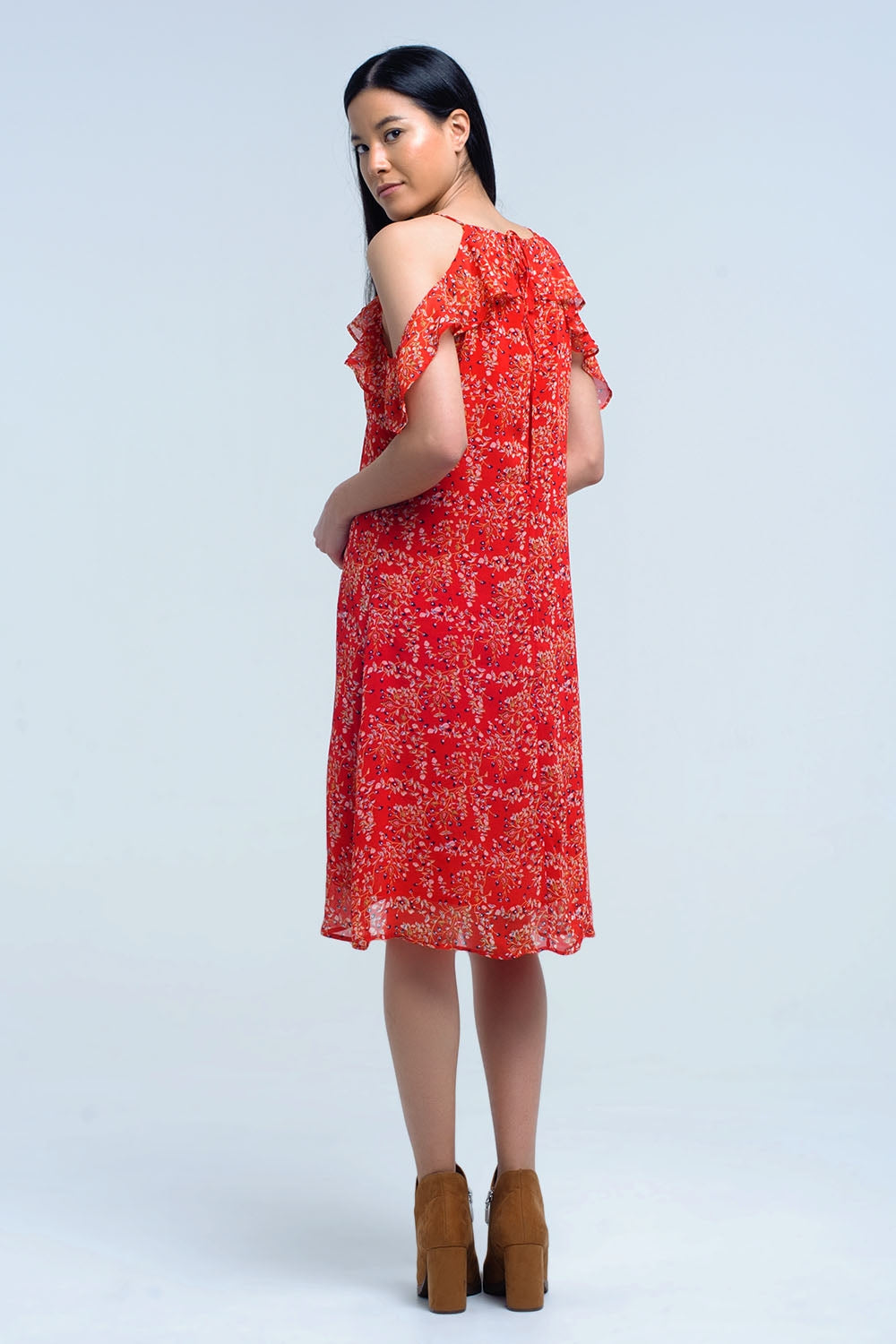 Vestido vermelho com flores estampadas e folhos