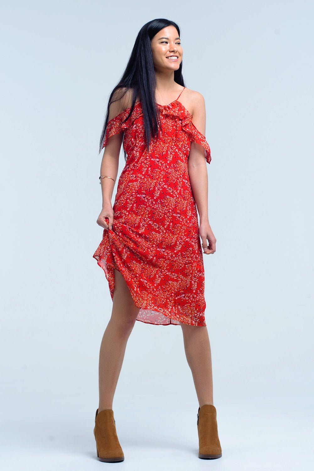 Vestido vermelho com flores estampadas e folhos