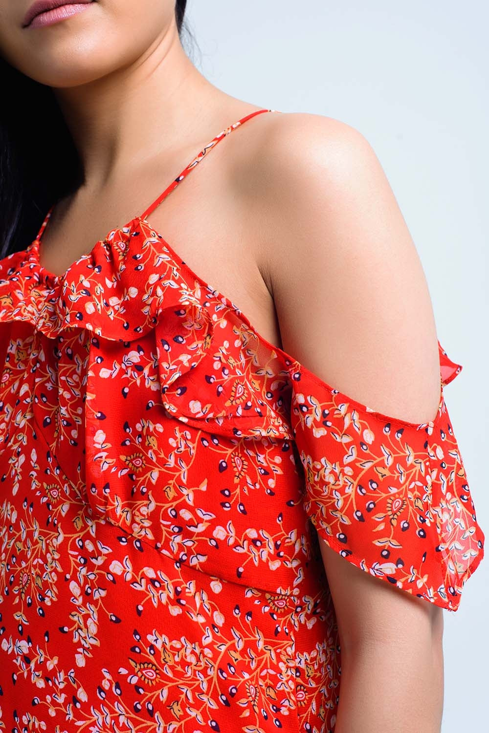 Vestido vermelho com flores estampadas e folhos