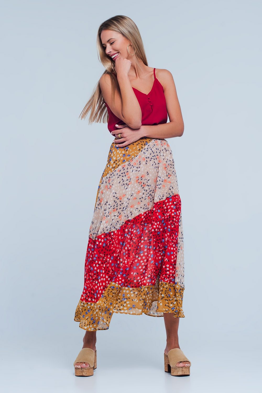 Rode midi-rok met bloemenmotief en schuine snit