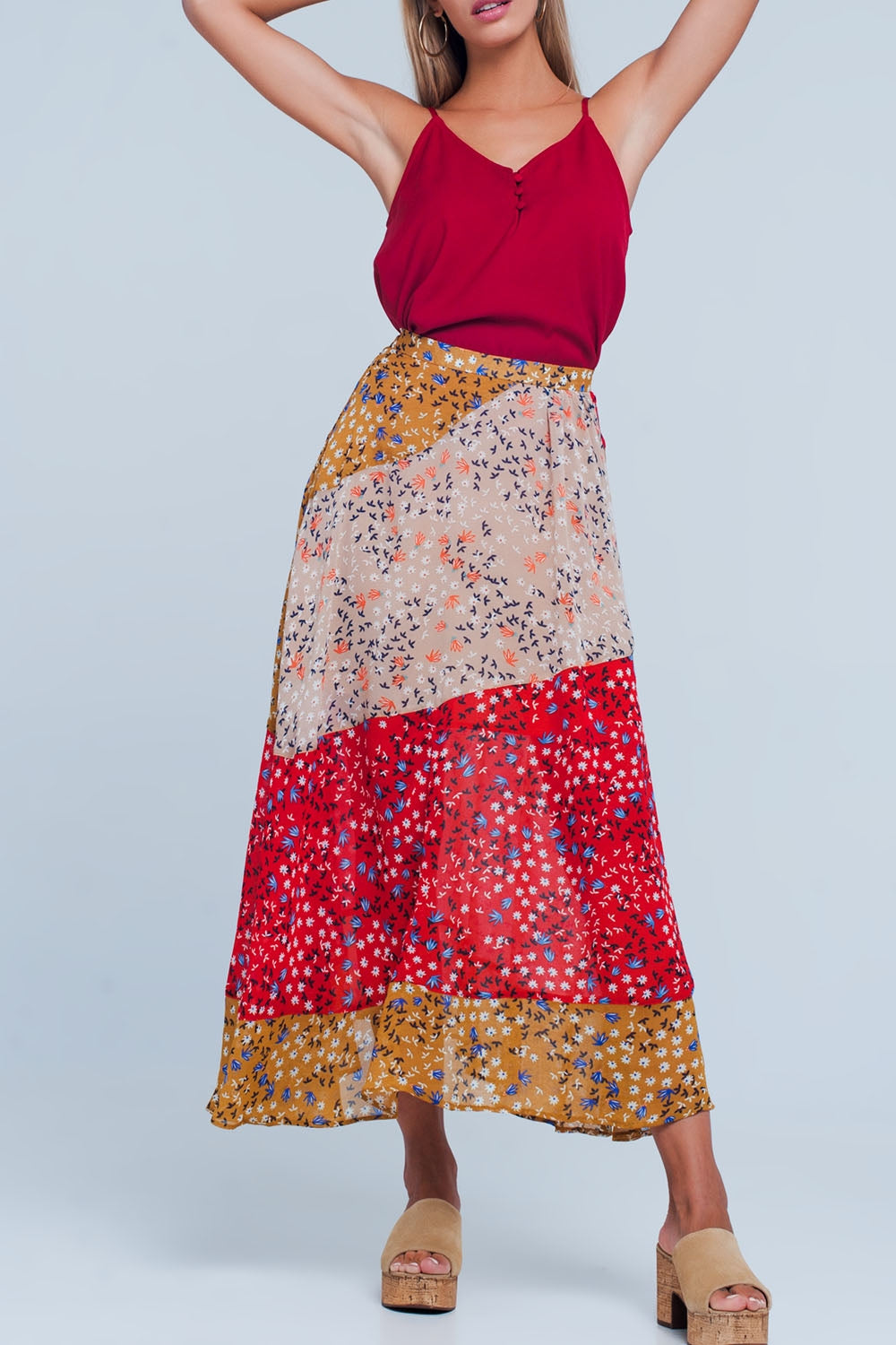 Rode midi-rok met bloemenmotief en schuine snit