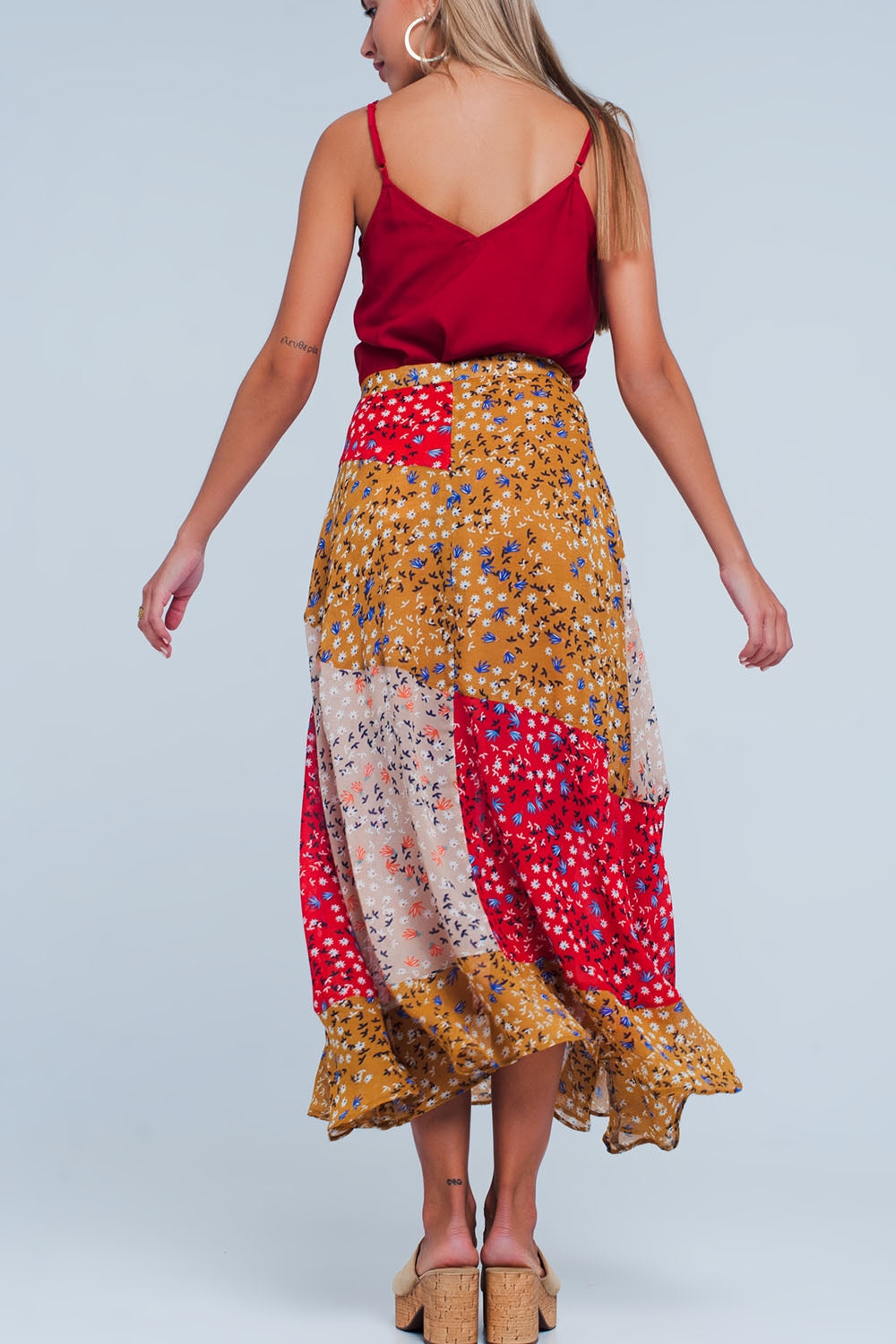 Rode midi-rok met bloemenmotief en schuine snit