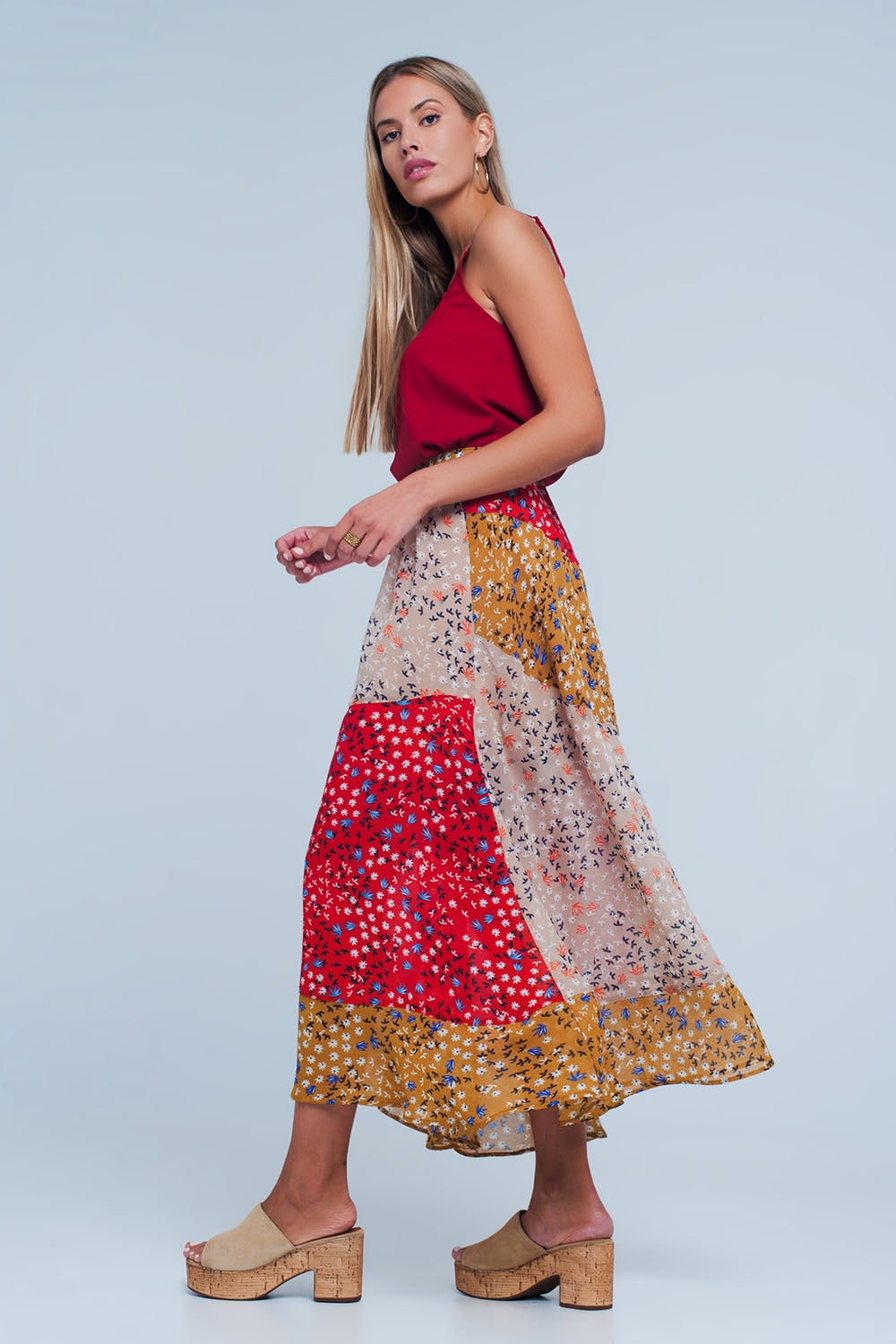 Rode midi-rok met bloemenmotief en schuine snit