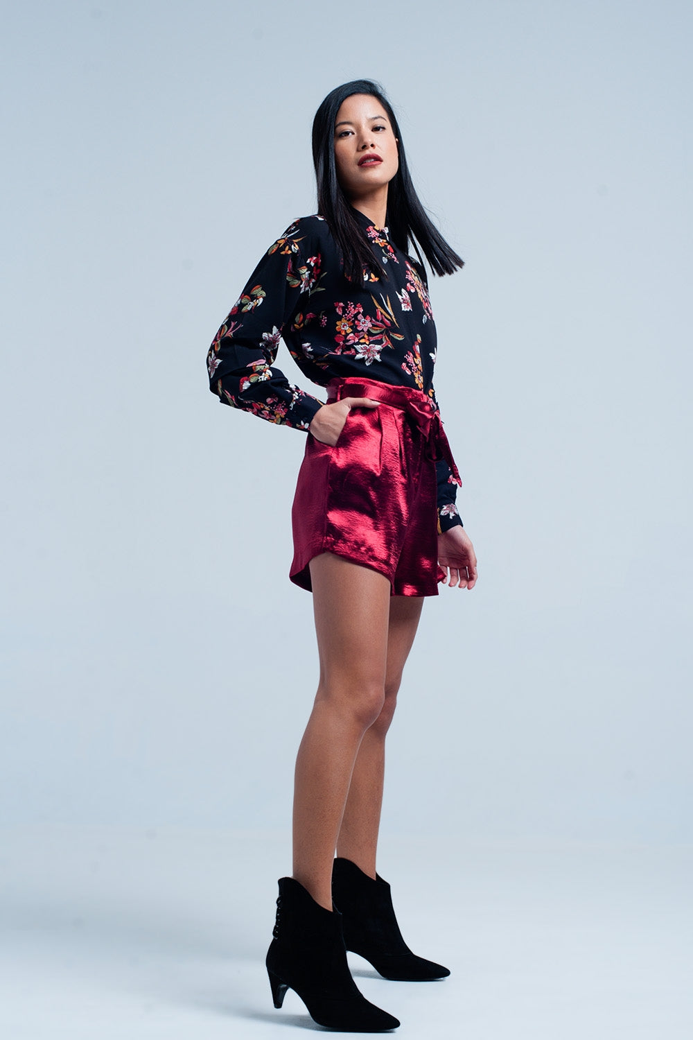 Calções de cetim vermelho com atilhos na cintura