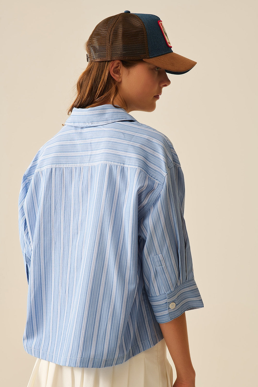 Camisa cropped às riscas de corte relaxado em azul