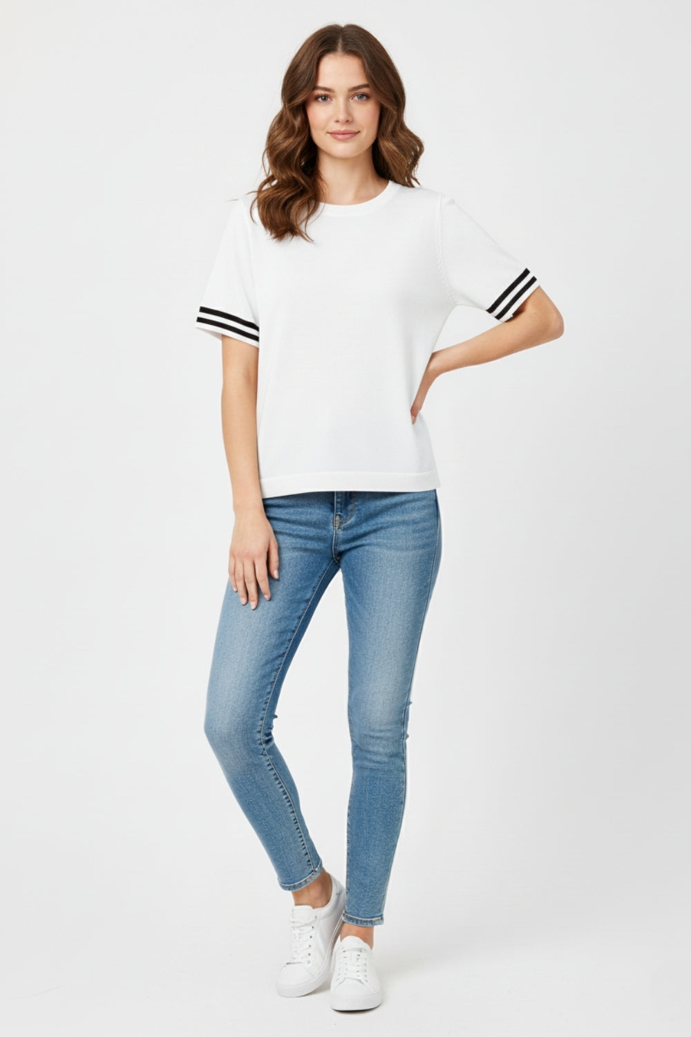 Relaxte pasvorm trui in wit met zwart contrastdetail