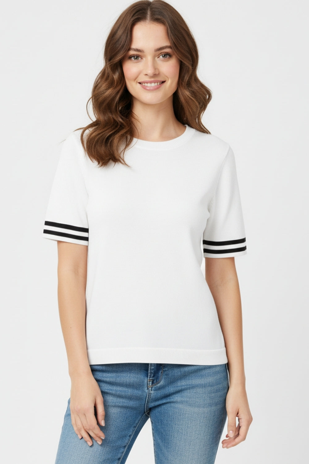 Relaxte pasvorm trui in wit met zwart contrastdetail