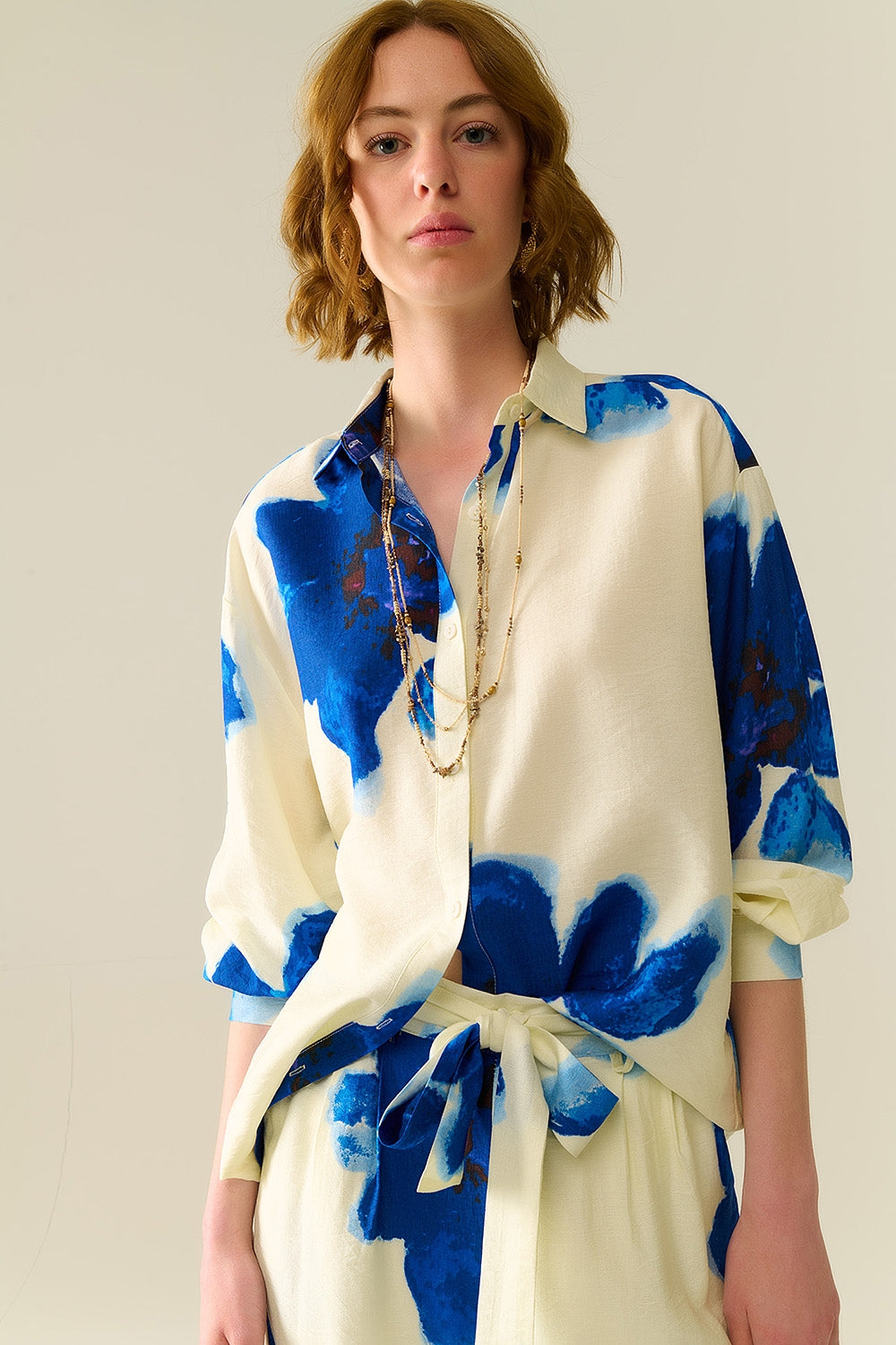 Q2 Relaxed Shirt in white With Blue Tropical Flower Print