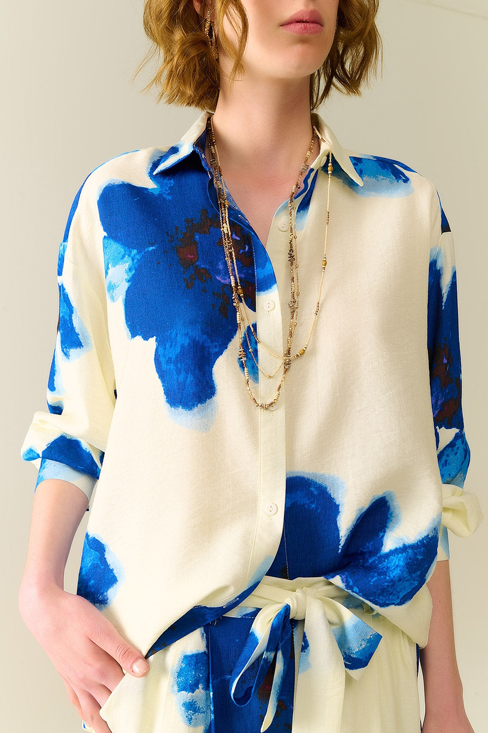 Camisola Relaxed Branca com Estampado de Flores Tropicais Azuis