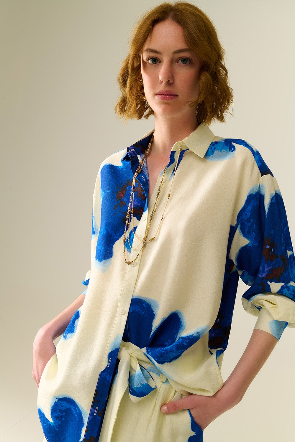 Camisola Relaxed Branca com Estampado de Flores Tropicais Azuis