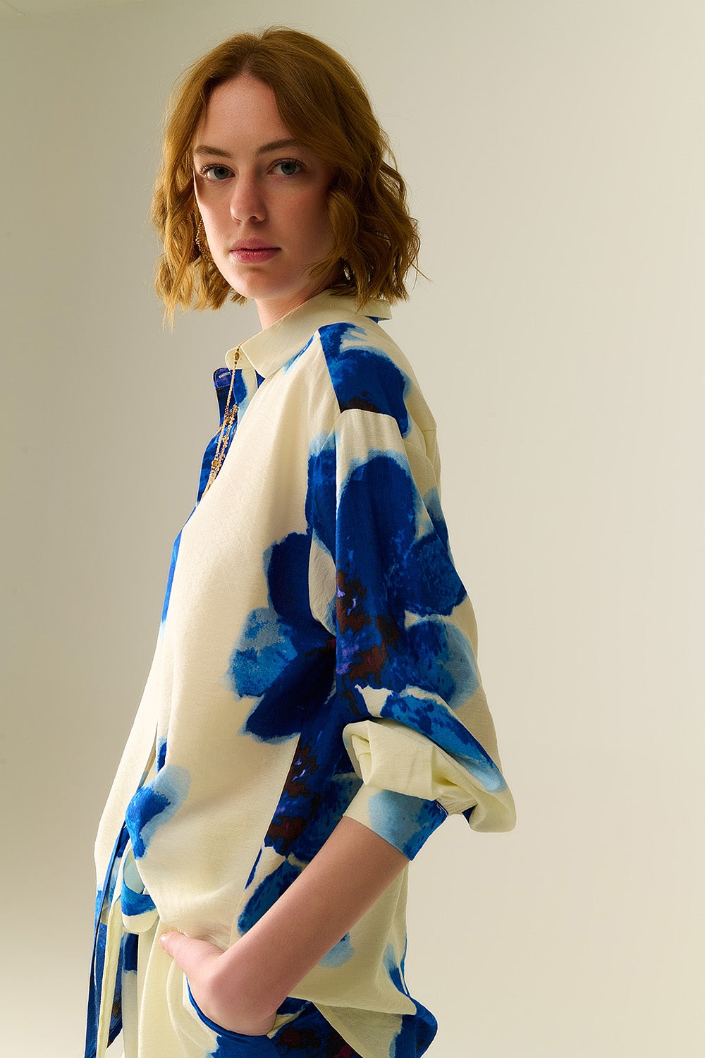 Camisola Relaxed Branca com Estampado de Flores Tropicais Azuis