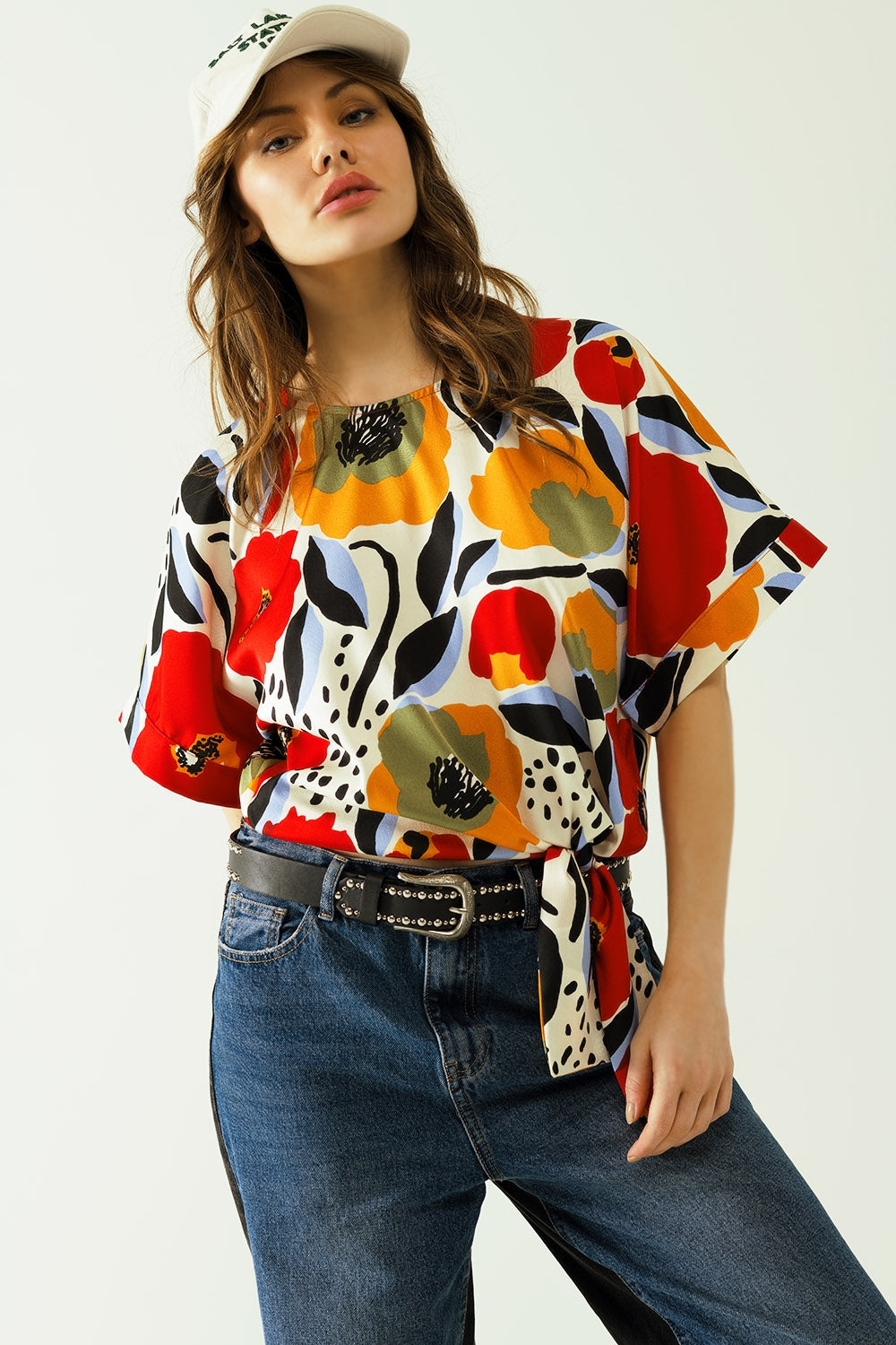 Ontspannen witte blouse met klaprozenprint en korte mouwen