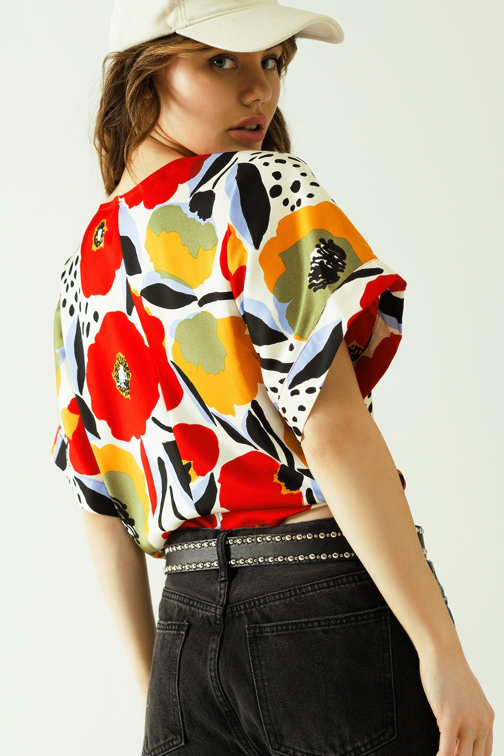 Ontspannen witte blouse met klaprozenprint en korte mouwen