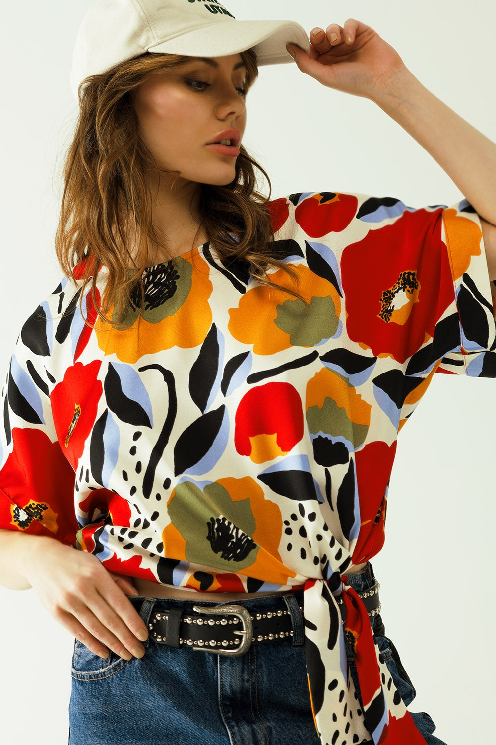 Ontspannen witte blouse met klaprozenprint en korte mouwen