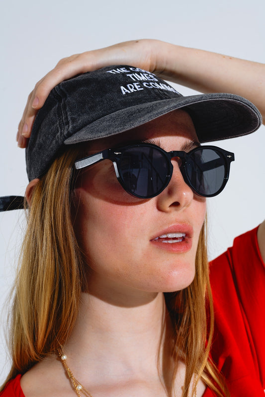 Óculos de sol redondos retro com lentes pretas fumados