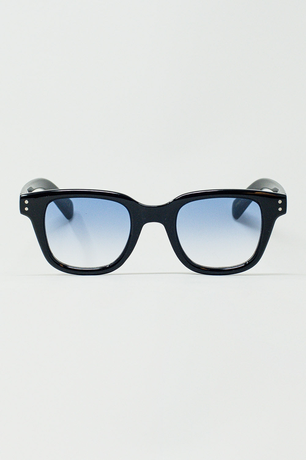 Q2 Retro Round Sunglasses With Smoke Blue Lens in Black
