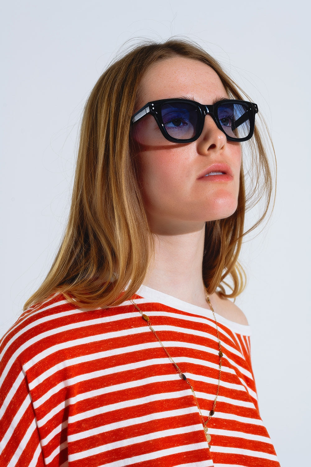 Óculos de sol redondos retro com lente azul fumado na cor preta