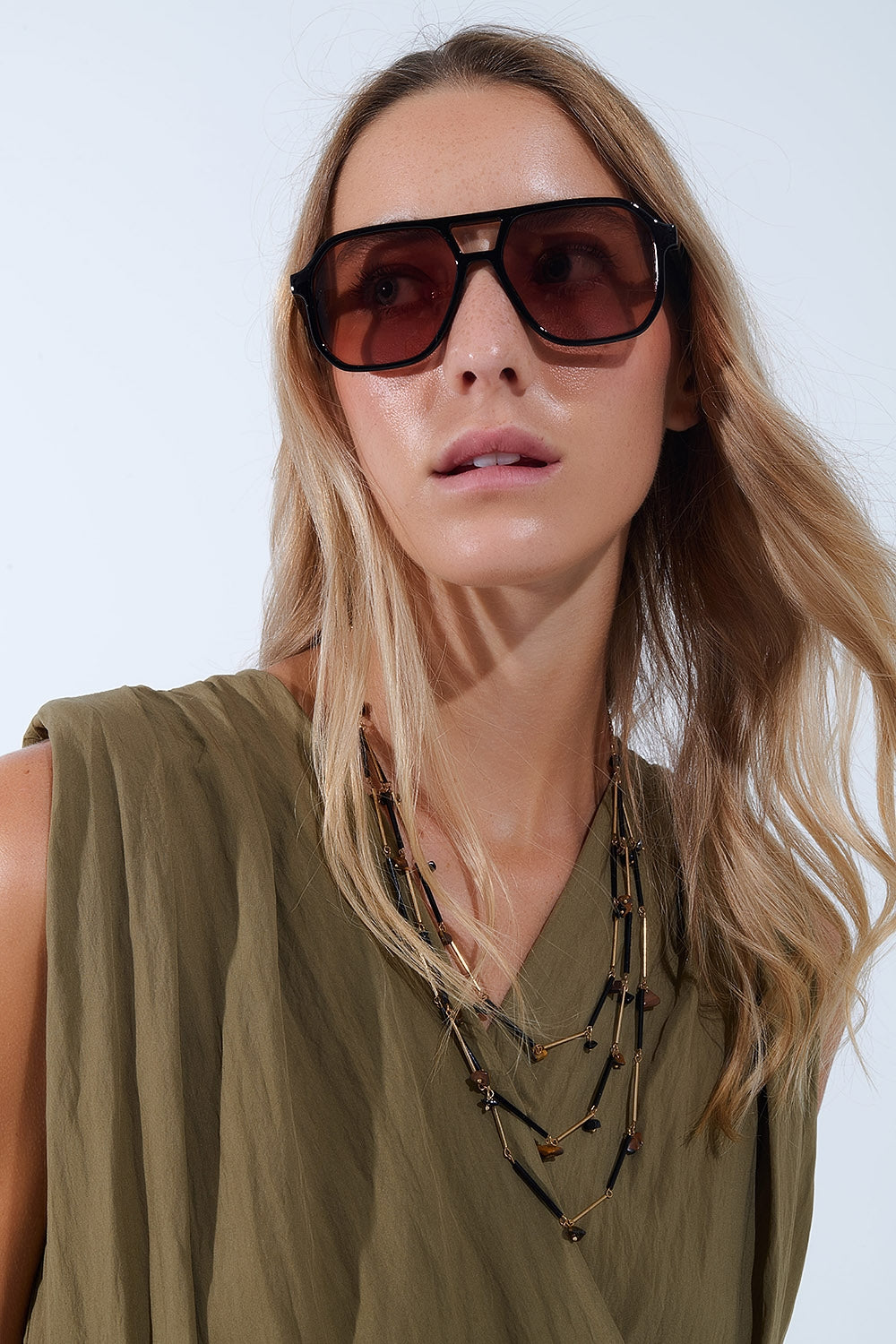 Q2 Retro style Sunglasses with black frames and orange lenses