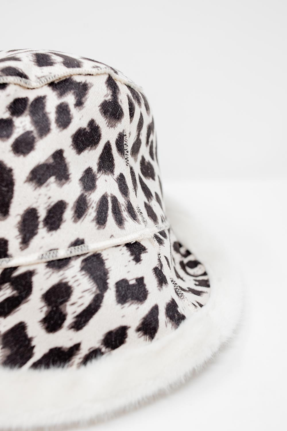 Omkeerbare bucket hat met luipaardprint in ecru