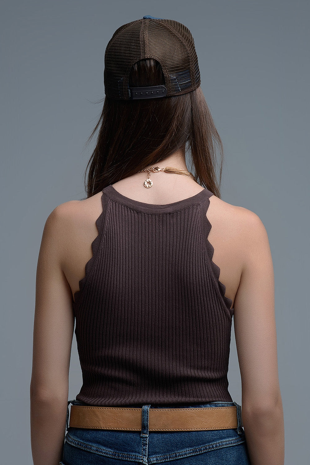 Top Halter canelado com acabamento recortado em castanho