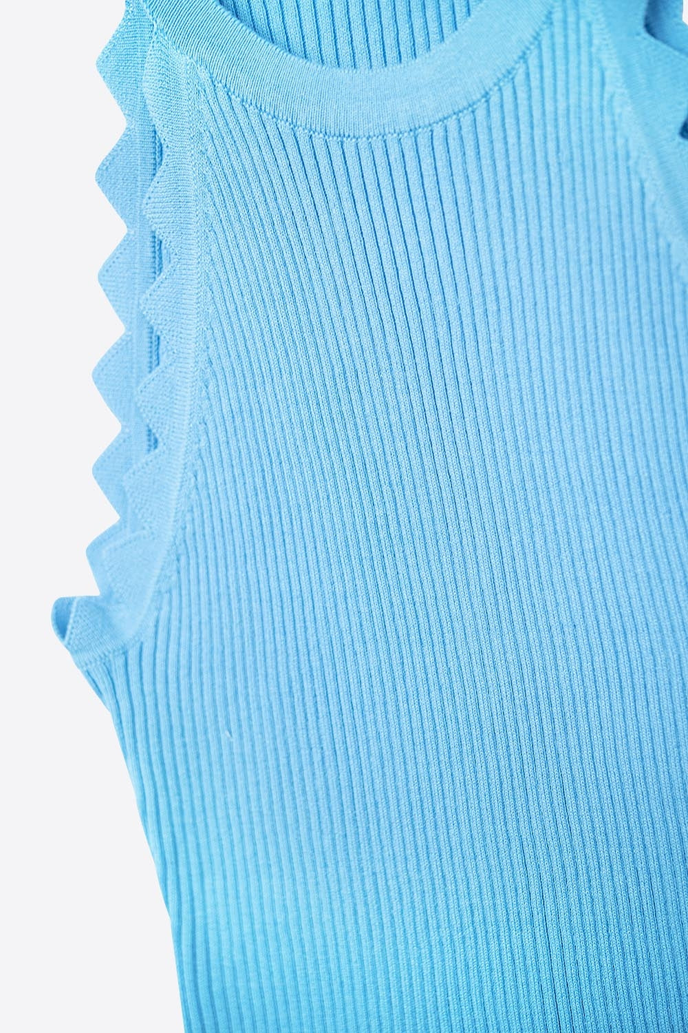 Top Halter canelado com acabamento recortado em azul elétrico