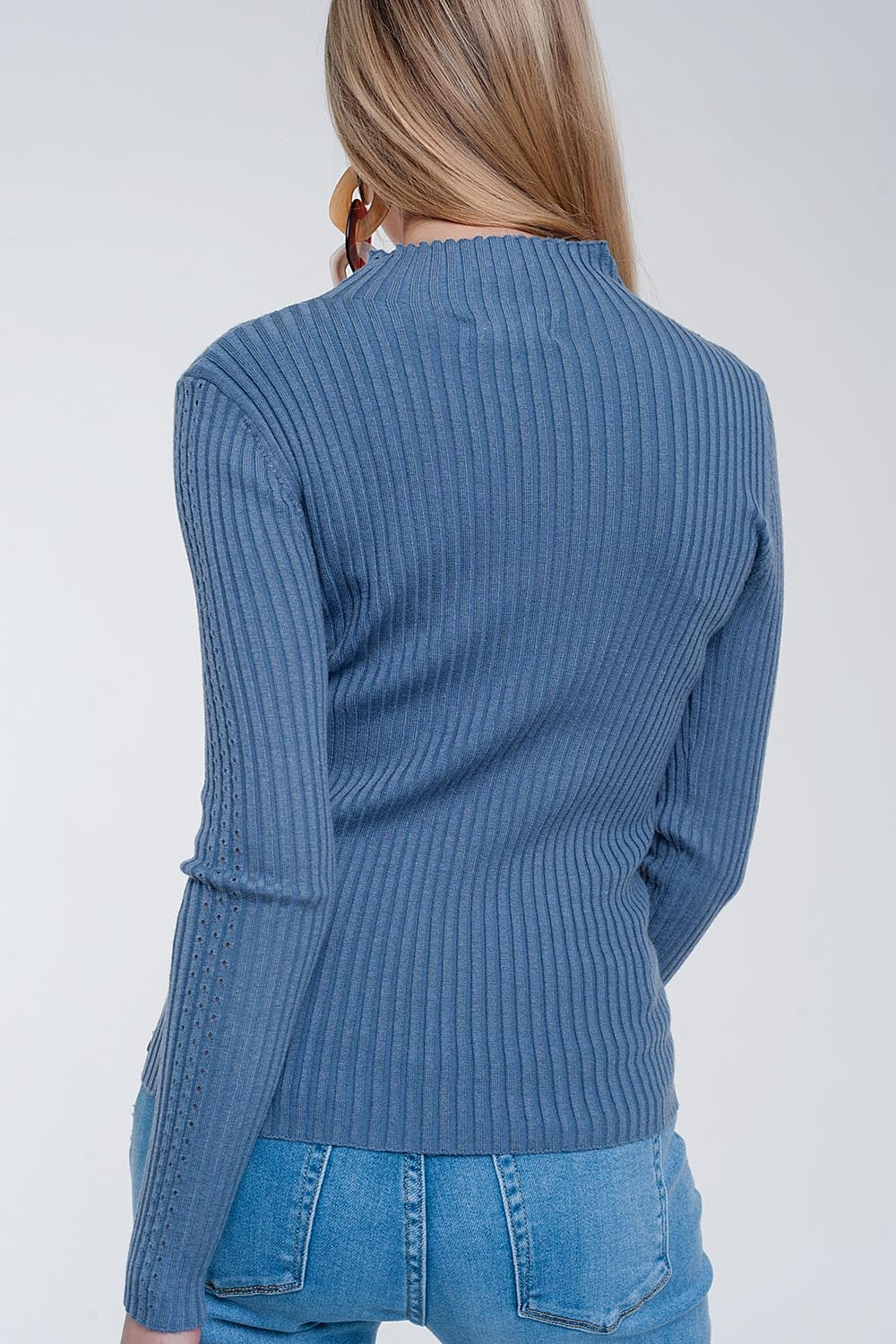 Camisola canelada com gola alta em azul