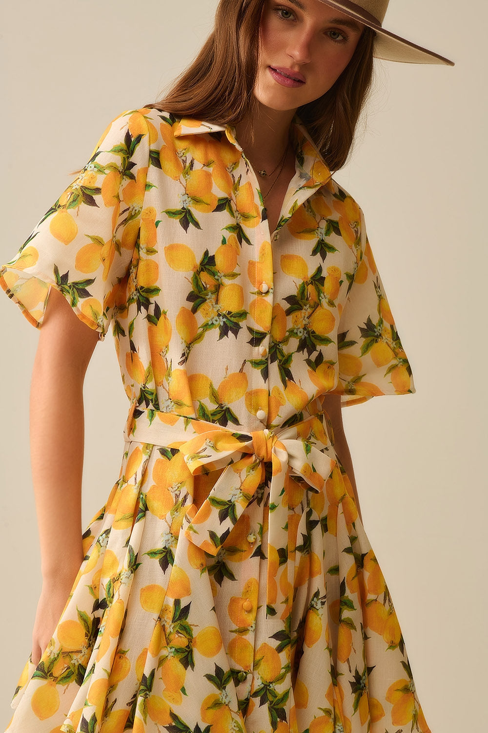 Romantic dress with waistband and lemon print and short sleeves